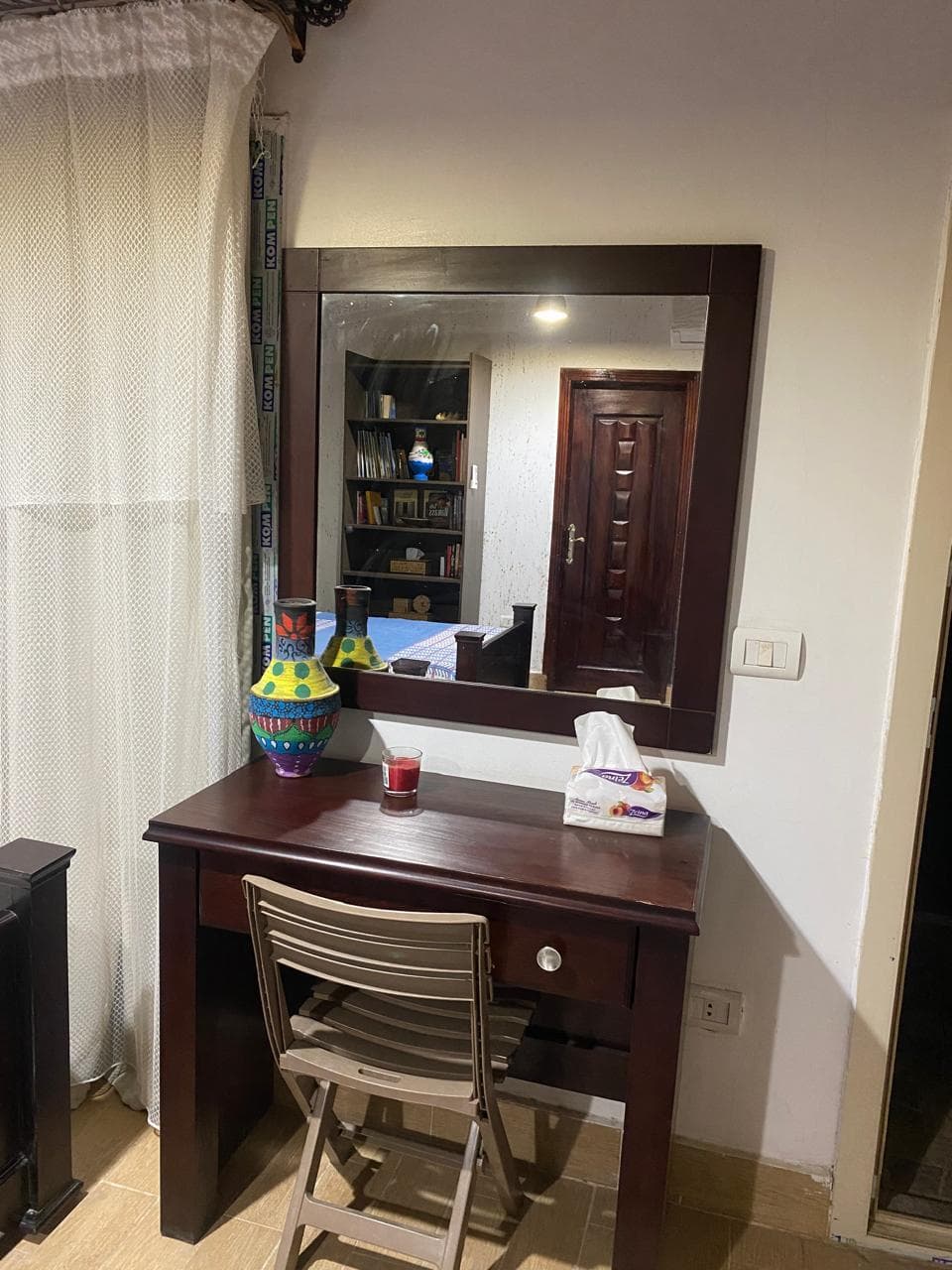 Superior room desk with a hand-painted vase
