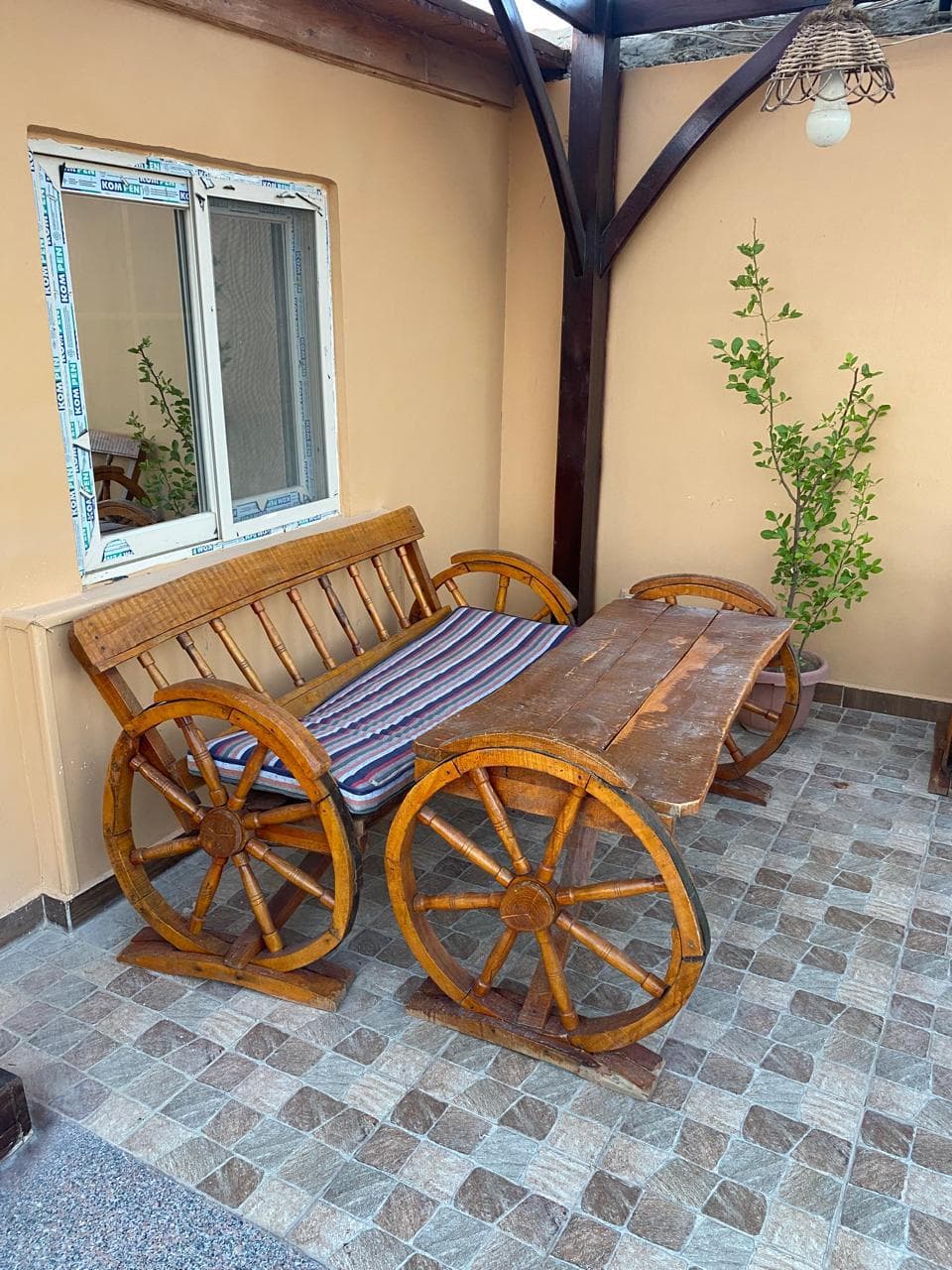 Wagon-wheel bench on the terrace
